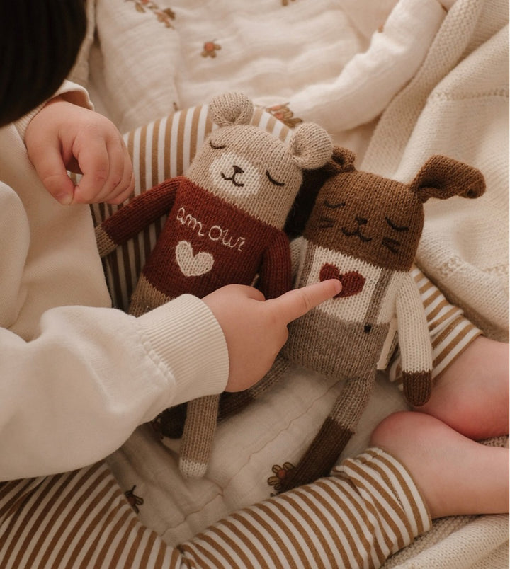 Main sauvage knit bunny