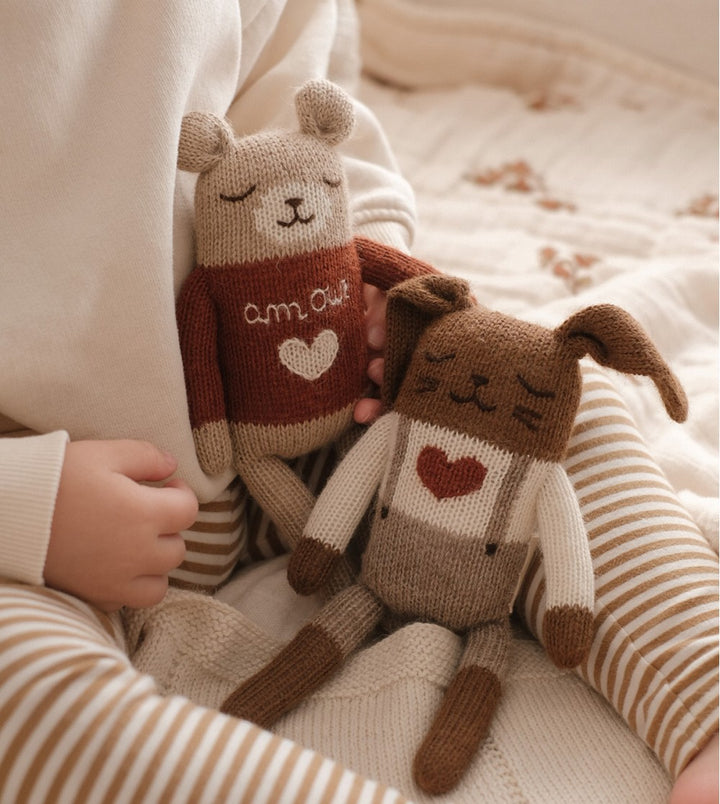 Main sauvage knit bunny