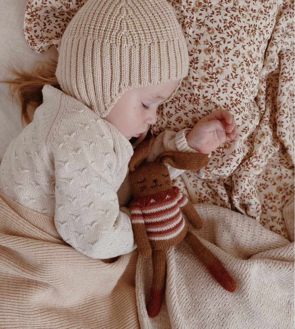 Main sauvage knit bunny