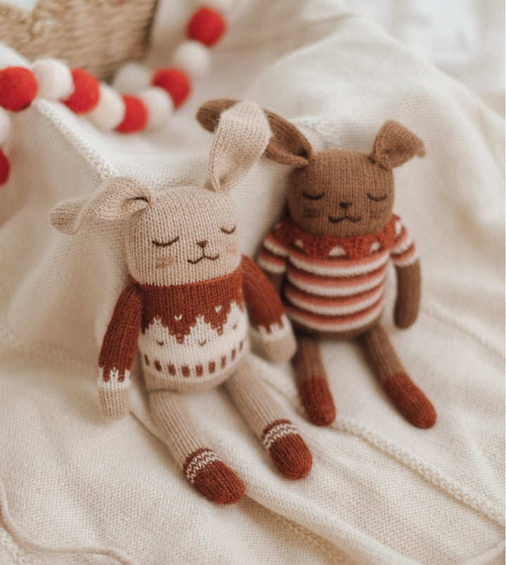 Main sauvage knit bunny