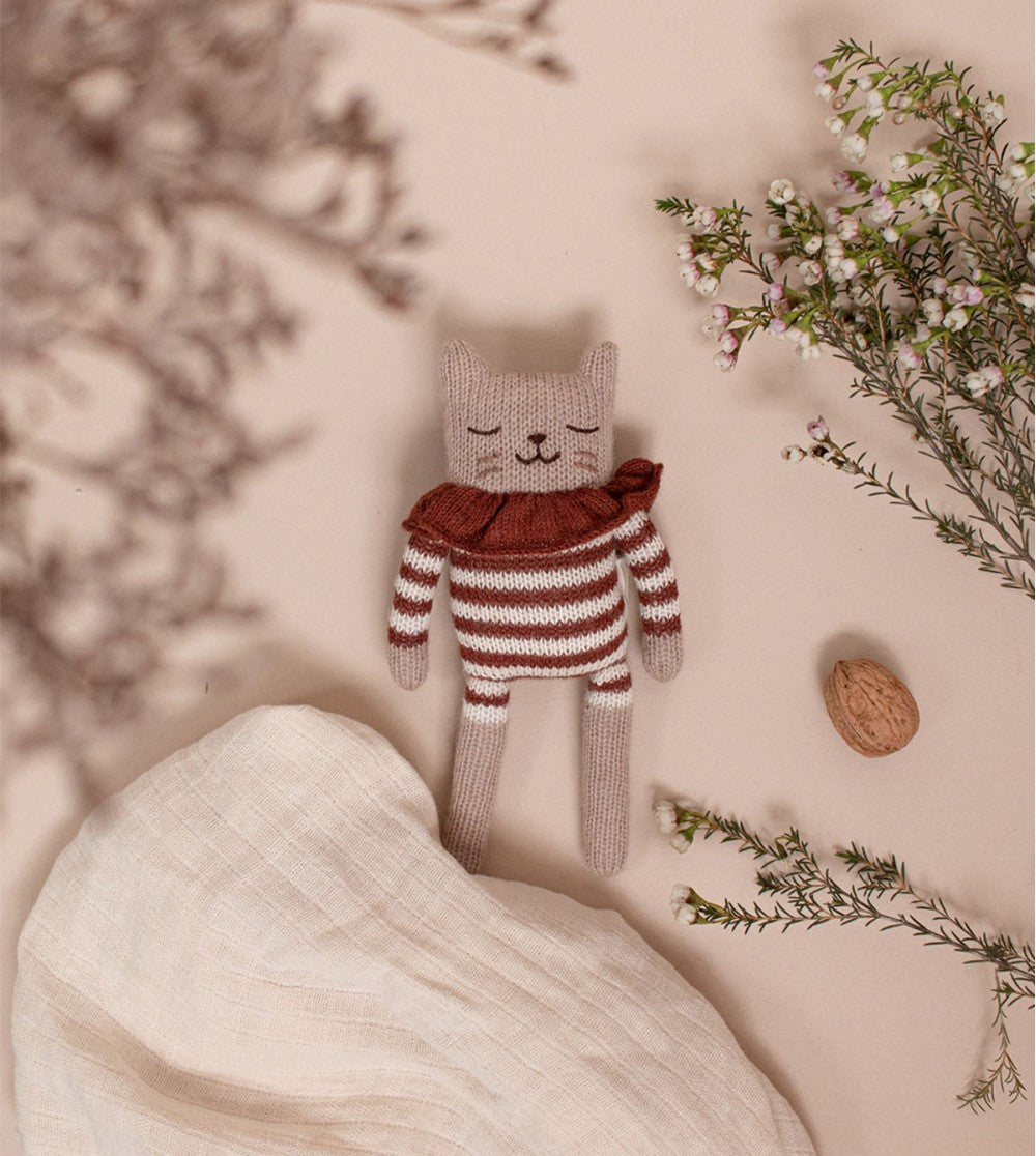 Main sauvage kitten knit cat