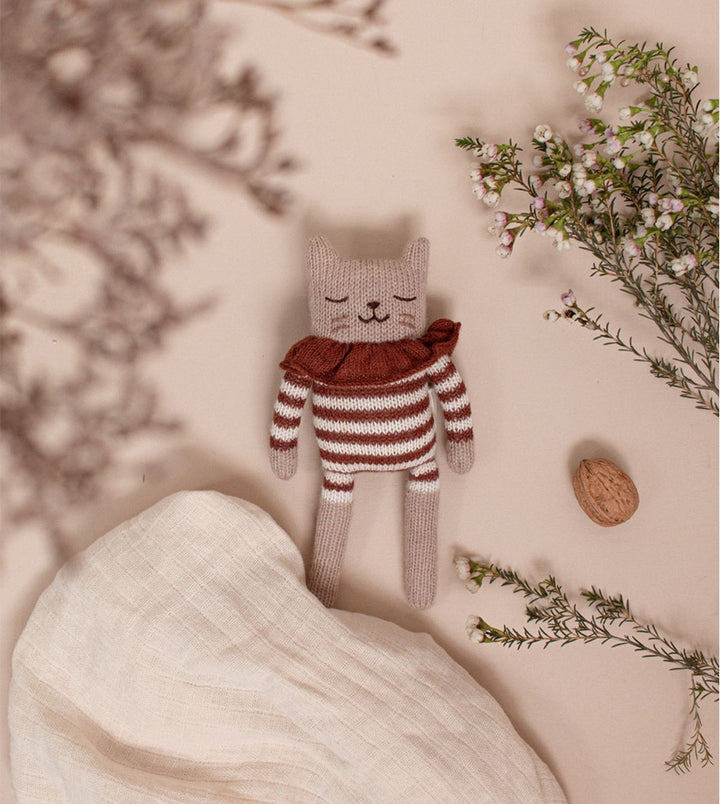 Main sauvage kitten knit cat