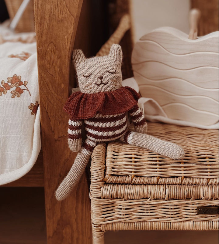 Main sauvage kitten knit cat