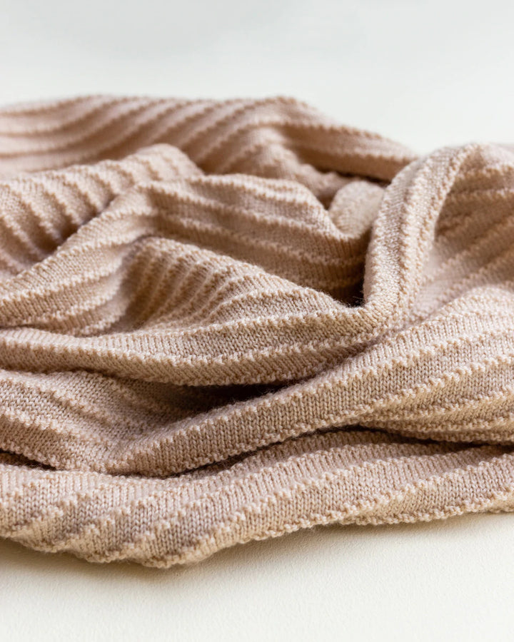Hvid Knitwear organic merino wool baby kids blanket Akira in apricot blush pink peach
