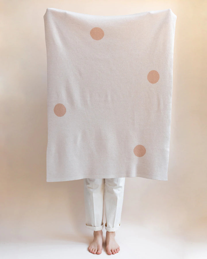 Hvid Knitwear organic merino wool baby kids blanket Edie pattern large polkadot in oat beige sand neutral apricot pink blush for newborn