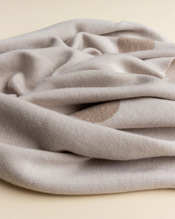 Hvid Knitwear organic merino wool baby kids blanket Edie pattern large polkadot in oat beige sand neutral for newborn