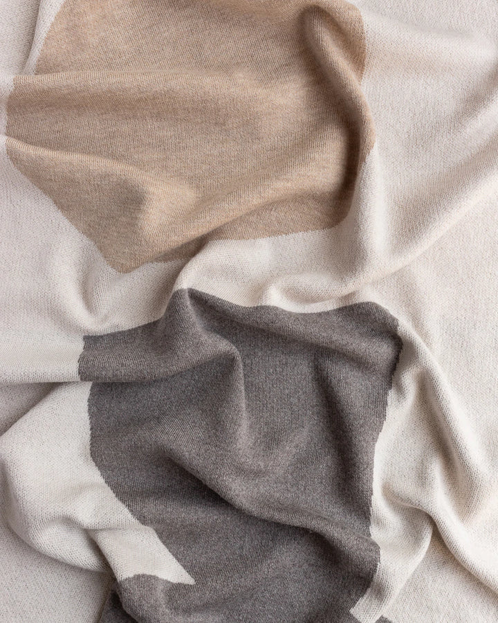 Hvid Knitwear organic merino wool large baby kids blanket Folie in otter sand with modern geometric pattern for newborn