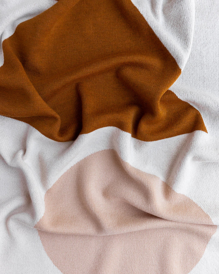 Hvid Knitwear organic merino wool large baby kids blanket Folie in rust brown apricot blush pink with modern geometric pattern for newborn