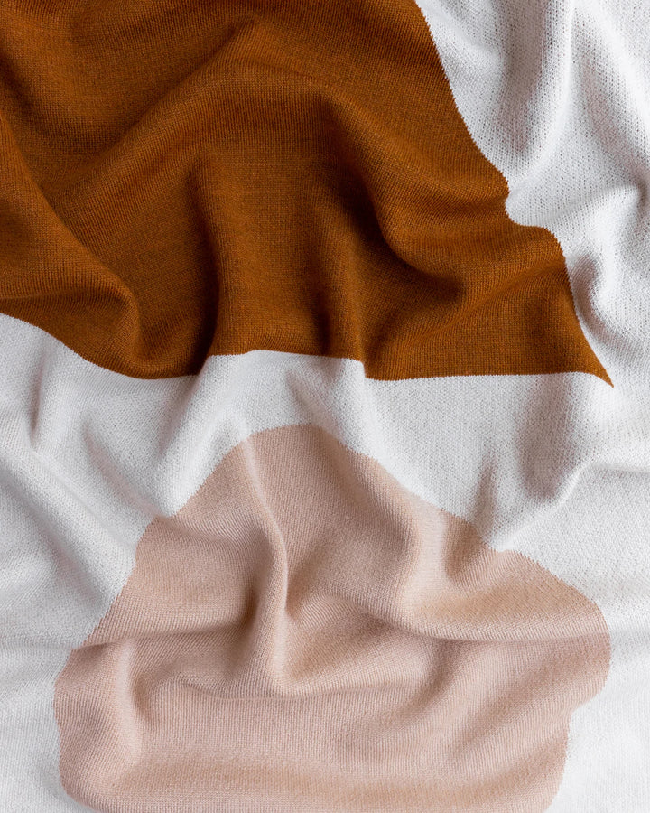 Hvid Knitwear organic merino wool large baby kids blanket Folie in rust brown apricot blush pink with modern geometric pattern for newborn