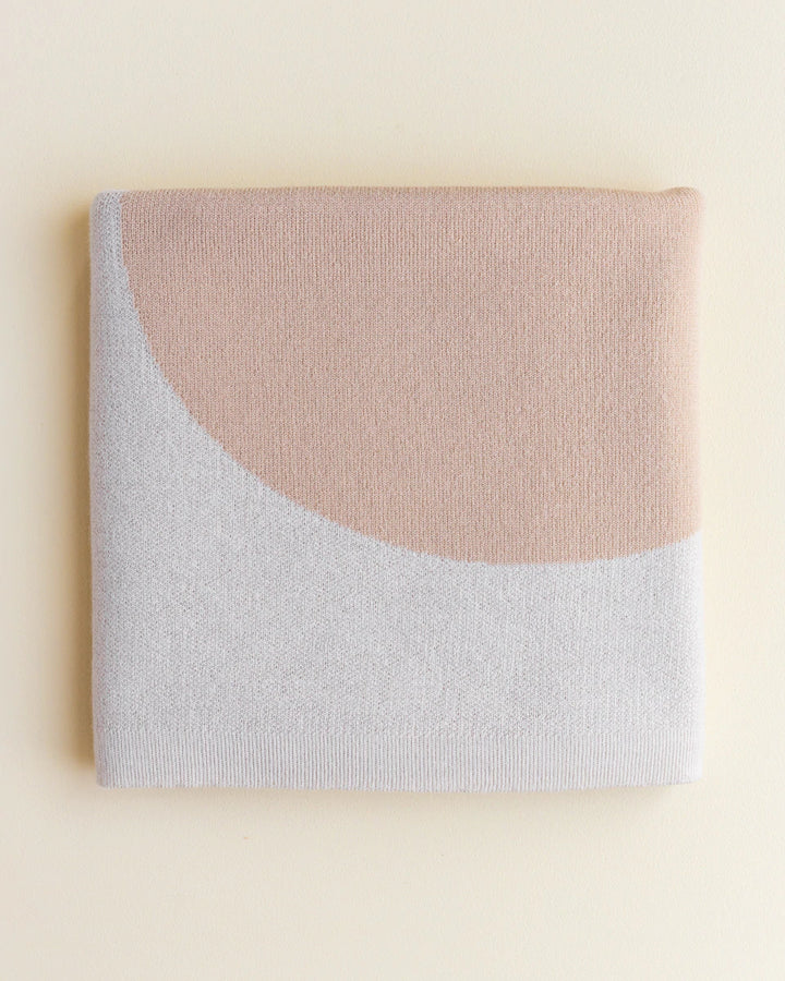 Hvid Knitwear organic merino wool large baby kids blanket Folie in rust brown apricot blush pink with modern geometric pattern for newborn