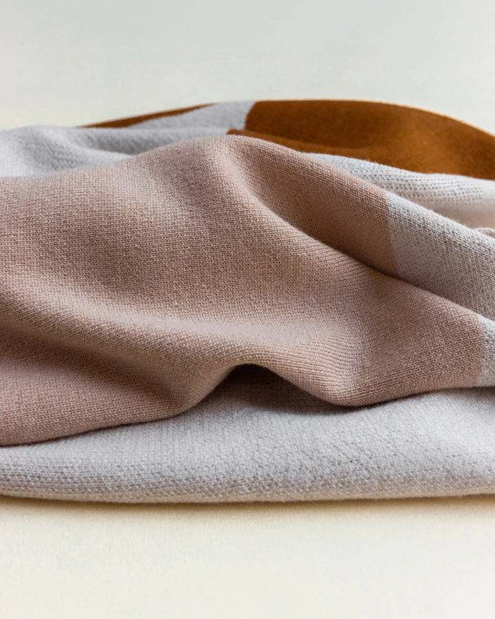 Hvid Knitwear organic merino wool large baby kids blanket Folie in rust brown apricot blush pink with modern geometric pattern for newborn