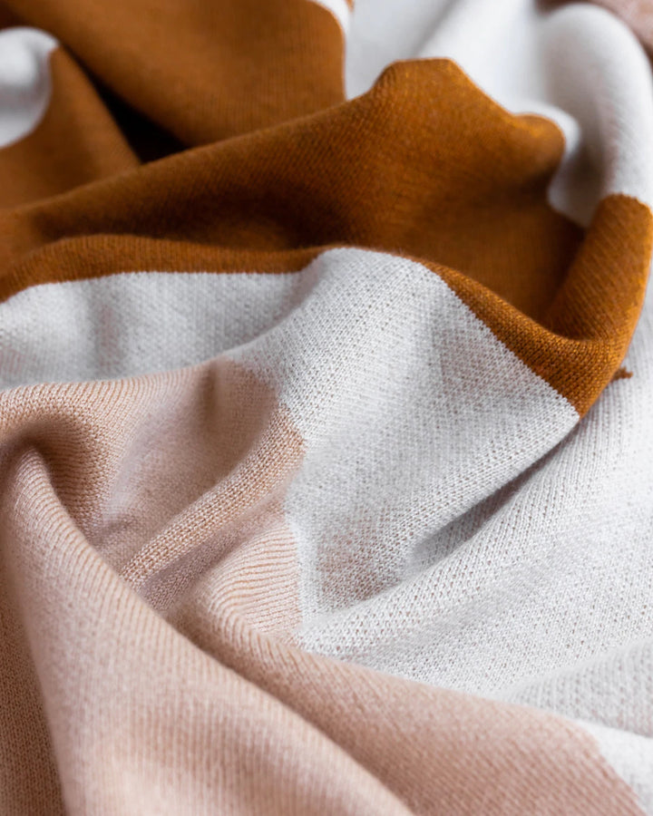 Hvid Knitwear organic merino wool large baby kids blanket Folie in rust brown apricot blush pink with modern geometric pattern for newborn