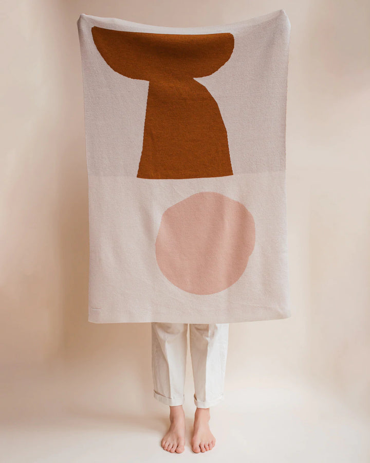 Hvid Knitwear organic merino wool large baby kids blanket Folie in rust brown apricot blush pink with modern geometric pattern for newborn