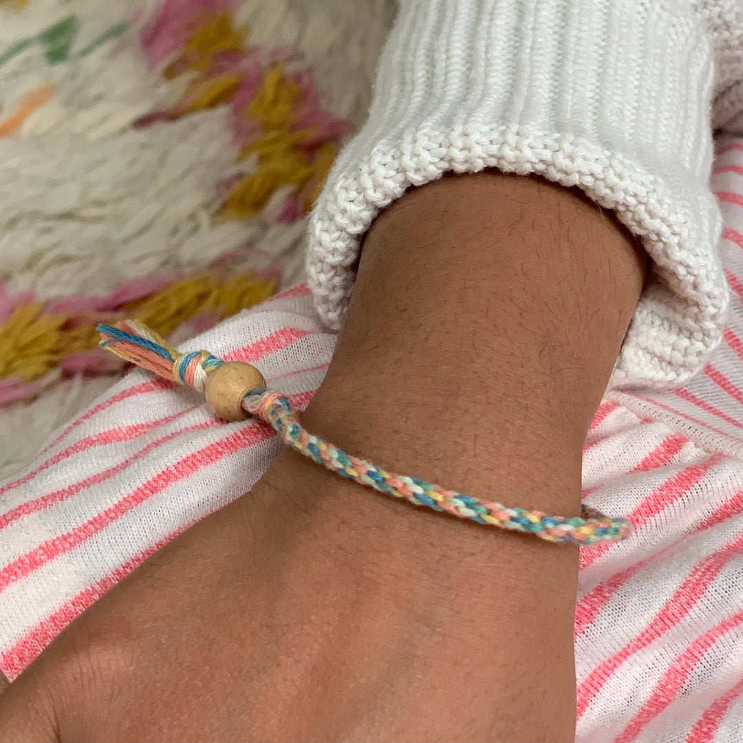 MAKE YOUR OWN FRIENDSHIP BRACELETS