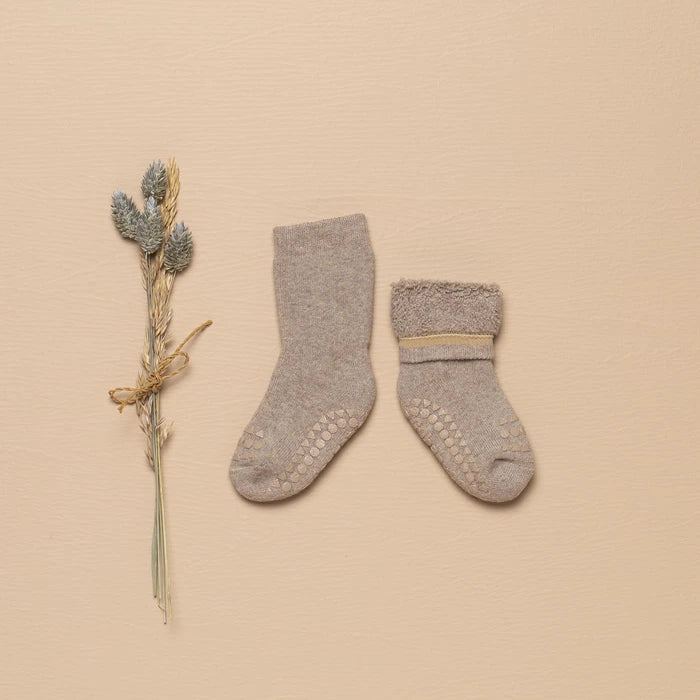 GoBabyGo cotton Terry non-slip socks wit rubber pads in sand beige