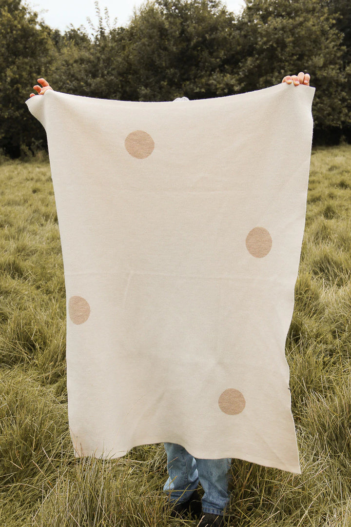 Hvid Knitwear organic merino wool baby kids blanket Edie pattern large polkadot in oat beige sand neutral for newborn 
