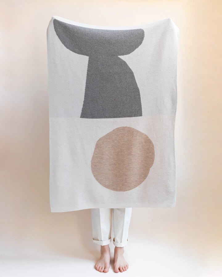 Hvid Knitwear organic merino wool large baby kids blanket Folie in otter sand with modern geometric pattern for newborn 